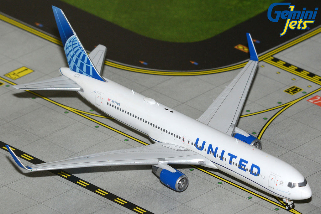 GeminiJets GJUAL2227 1:400 United Airlines Boeing 767-300ER N670UA